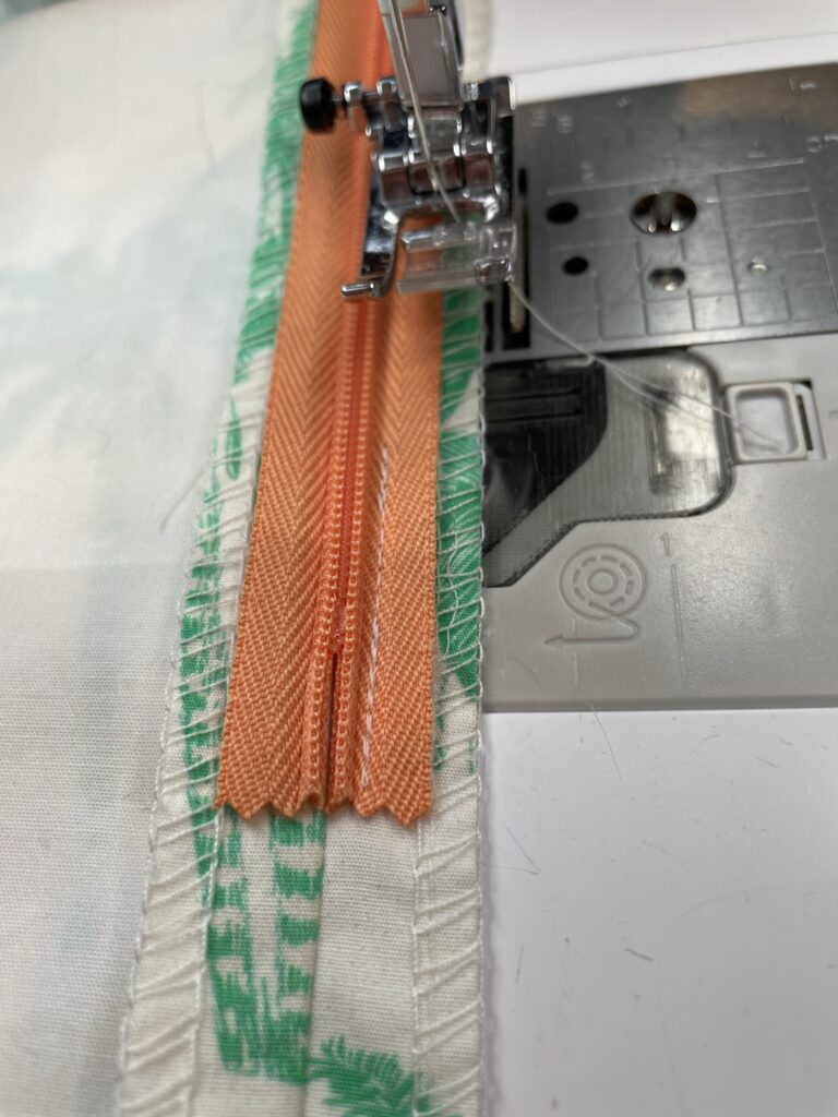 Invisible zipper sewing machine